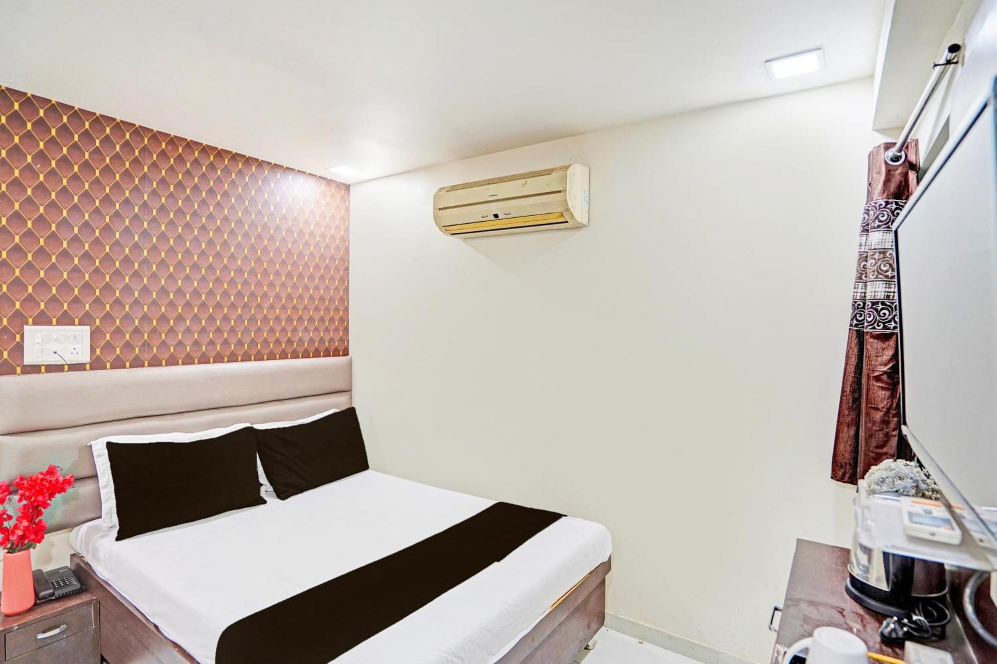 SPOT ON 69618 - Hotel ILand Park Ahmedabad Exterior foto